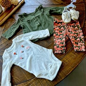 Beautiful girls size 0-3 months set comes with the shoes